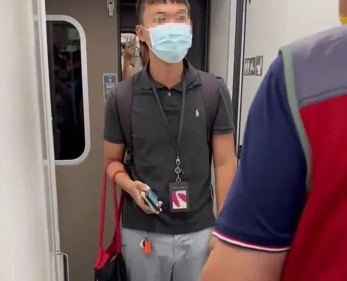 獨/躁動片！男子台鐵車廂內跳針猛說「借過」　手機放軍歌超大聲還踹人