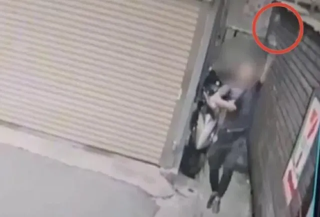 影/你有張良計警方還真有「過牆梯」！萬華毒蟲把貨甩上民宅屋頂　警「梯到毒來」