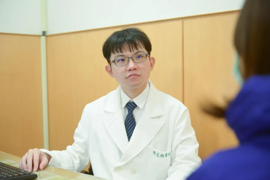 長期酗酒罹慢性胰臟炎！上腹痛、發燒恐致命　他「胰臟假性囊腫」險敗血性休克!