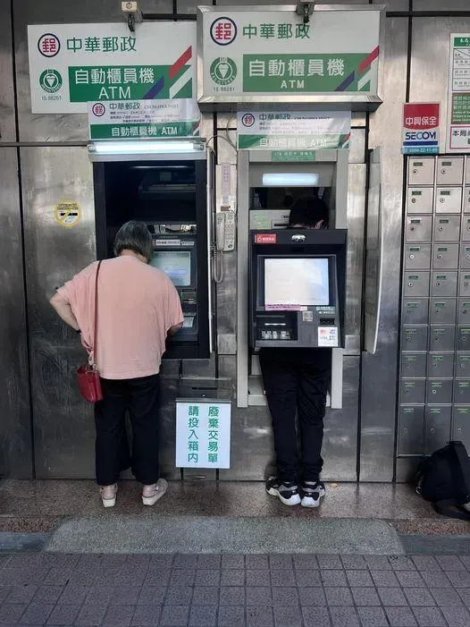 郵局ATM藏人？他發文釣出員工回應　網笑：無卡提款有夠先進