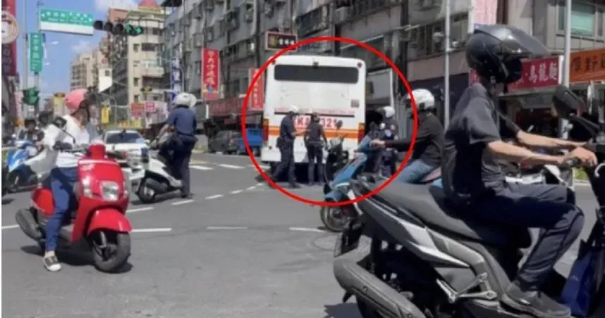 板橋公車突熄火！熱心9警「使盡吃奶力氣」推路邊　3分鐘搞定