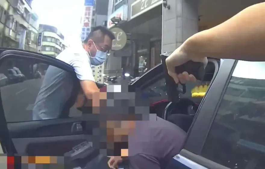 影/老翁加投資群組慘噴500萬　警拔槍活逮假「理財專員」