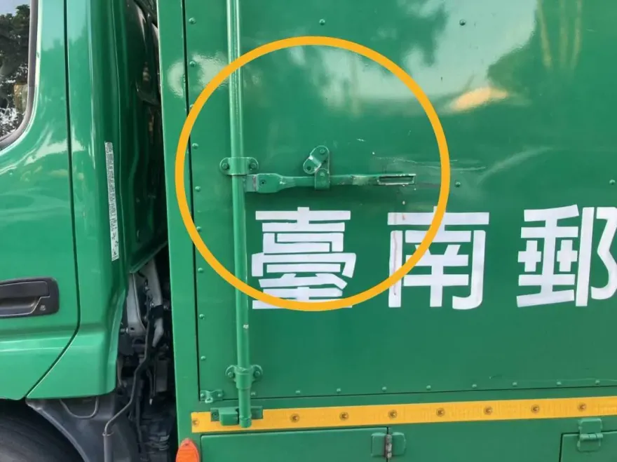 影/離奇擦撞！台南郵務車「把手刺破安全帽、穿太陽穴」　騎士爆頭亡
