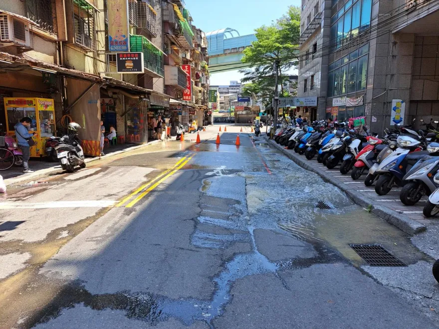 基隆成功市場前爆水管！地基被掏空　400戶一度沒水用