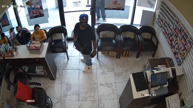 影/搶劫沒人理！男子闖美甲店行搶卻被當空氣　下秒摸摸鼻子放棄走人