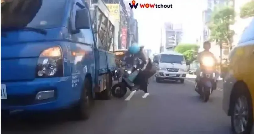 影/永和低胸妹摔車險遭輾、10男幫撐傘護花　網：心疼奶奶撞傷