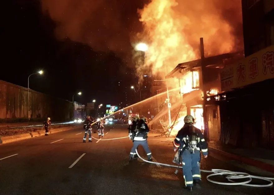 快訊/北市環河北路住宅半夜竄惡火　木造房屋全面燃燒釀1死