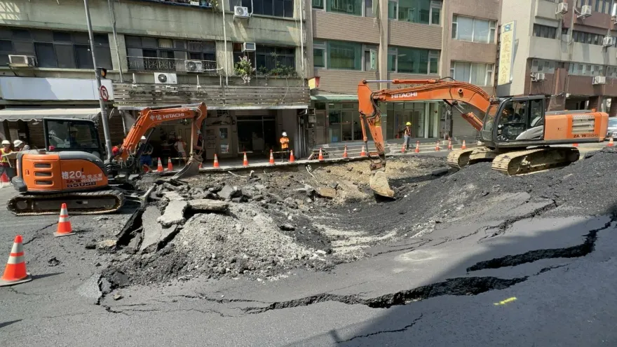 影/南京西路天坑發現新漏水點　北市府：封鎖範圍擴大