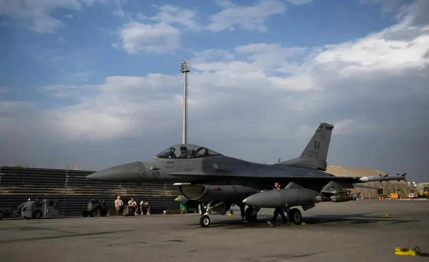 快訊/影/一架美軍F-16戰機緊急降落青森機場　原因不明