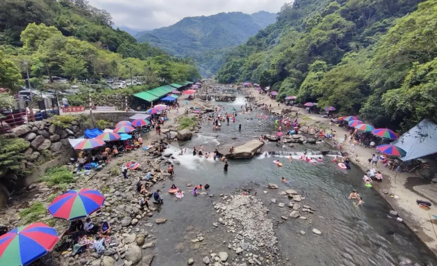 影/三峽大豹溪週日湧入1600人　蟾蜍山谷流域一天5件險溺水