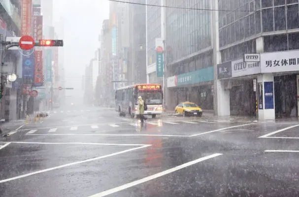 出門備雨具！午後雷陣雨將成近期常態　輕颱蘇拉路徑緩慢游移待觀察