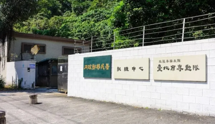 直接掙脫手銬腳鐐！移民署北市專勤隊門口爆移工脫逃　搜山急逮回
