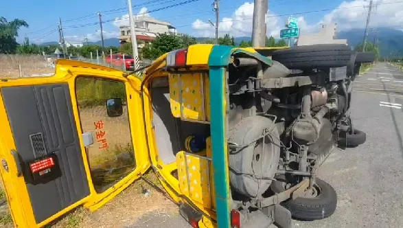 影/現場慘況曝！宜蘭娃娃車碰撞小黃翻覆！12童驚哭受傷送醫