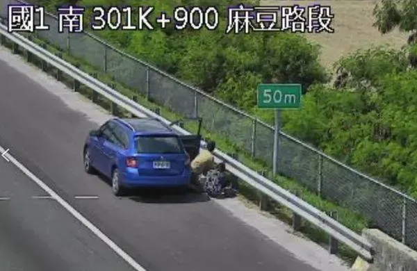 快訊/國1麻豆段途中乘客「突無呼吸心跳」　男急停路肩CPR