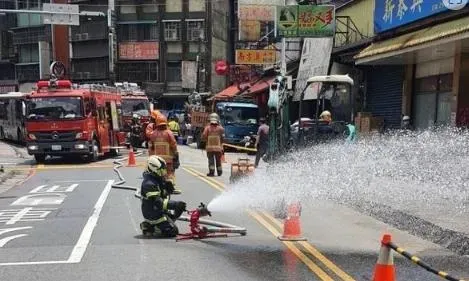 快訊/新北泰山街頭驚飄「濃濃瓦斯味」！水公司施工挖斷管線　消防局緊急灑水戒備