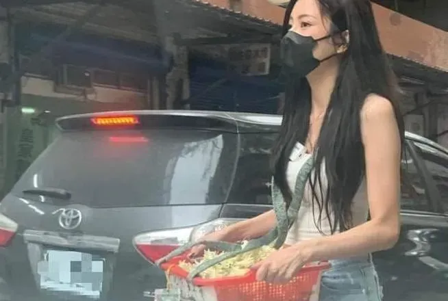 「玉蘭花妹」深V背心加屁蛋褲！車陣沸騰　辣照重現5.6萬網暴動