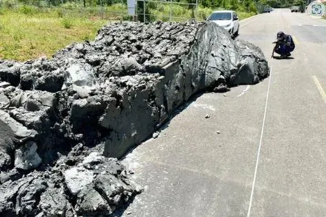 24噸廢土把整條路填掉一大半！桃園環保局會同警方逮偷倒「人車俱獲」