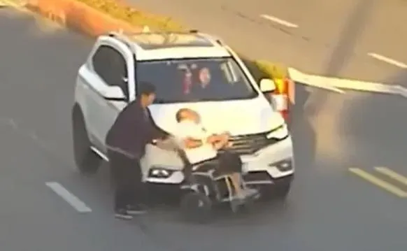影/這款「帝王行人」推老伴過馬路　見車來竟加速慘遭撞飛　警判「駕駛全責」網開譙