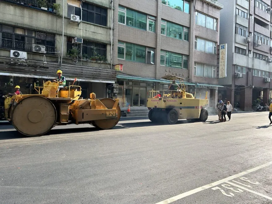 北市南京西路「天坑」鋪好了！僅開放單車道通行
