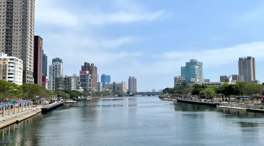 快訊/只是看個風景…男子突跌落高雄愛河　划龍舟現場消防員急搶救