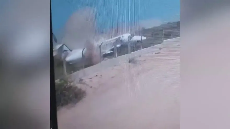 影/飛機降落「旋轉180度」衝出跑道撞爛機翼　驚險畫面曝光