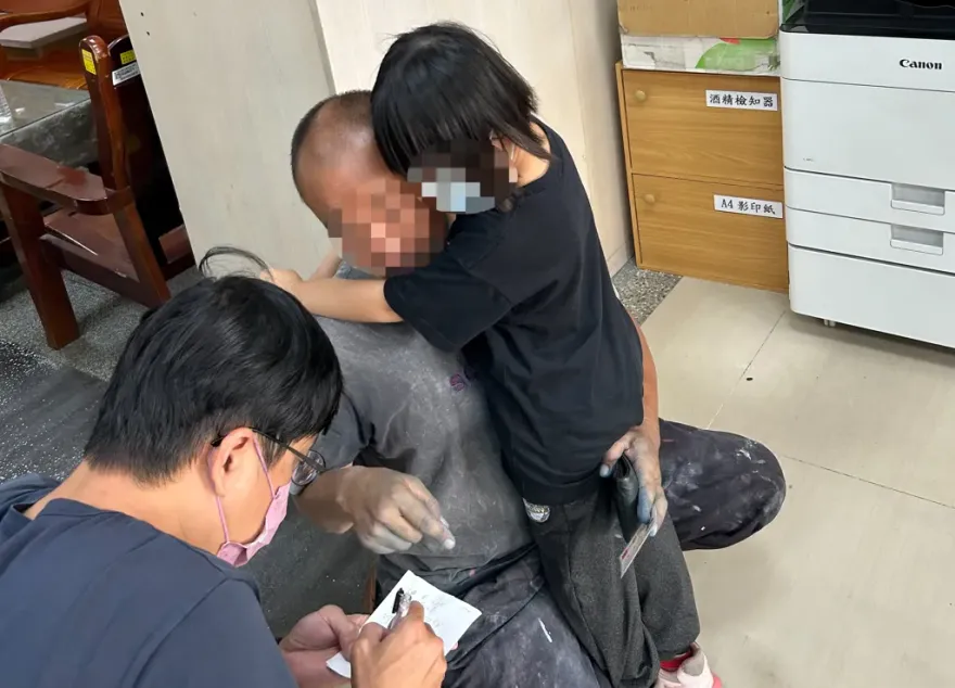 想拔拔！6歲女安親班開溜　水泥父汗流髒污相擁「爸爸要上班」讓警鼻酸