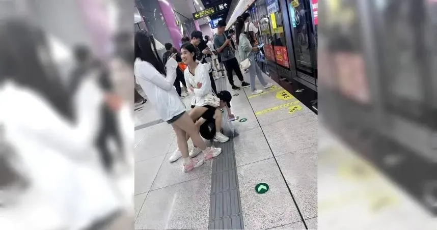 女友腿酸甘當「人肉座椅」引論戰　網友嘲：地鐵現奴隸獸