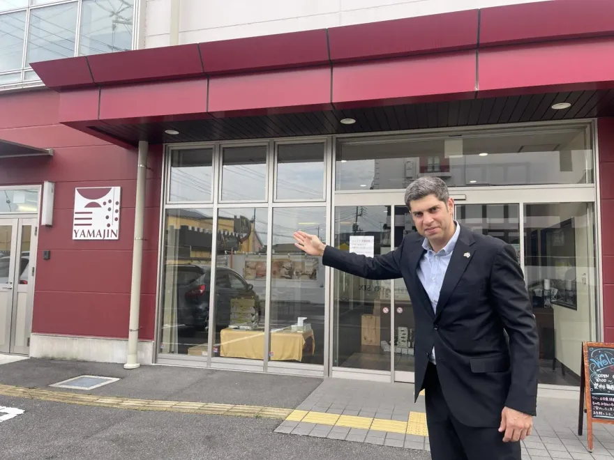 影/喬治亞駐日大使座車遇襲　不明男子開車門試圖攻擊
