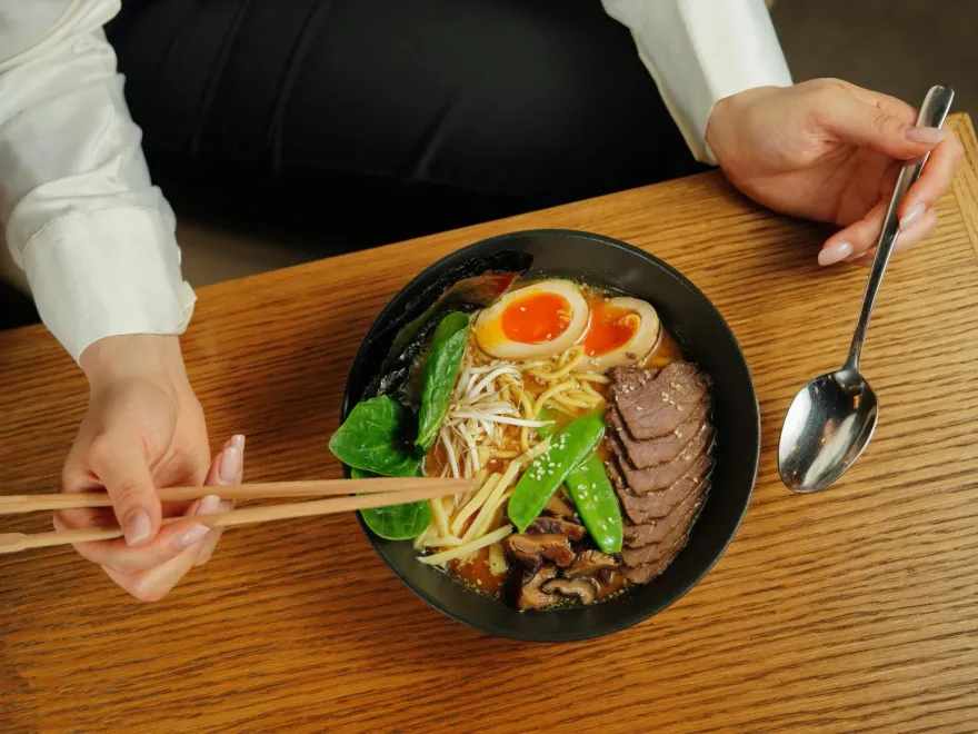別被大腦騙了！剛吃飽沒多久就又餓了　醫師揭「5種假餓情境」