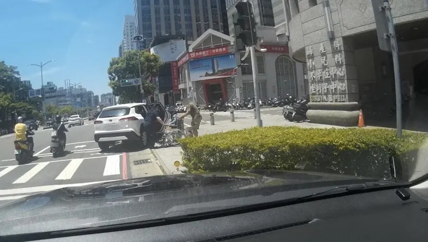 影/老婆臨盆卻遇塞車！警車火速鳴笛護送「10分鐘」就到醫院