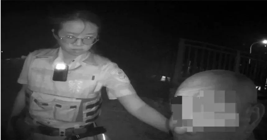 老翁澎湖散心「打赤膊站碼頭」！竟因沒錢想「游回台灣」　暖警自掏腰包助返家