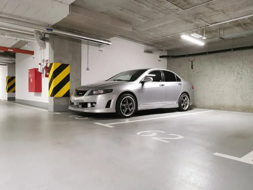 自租車位被佔兩天！高雄男留紙條嗆「把你鎖起來」　法官判決結果讓他牙歪