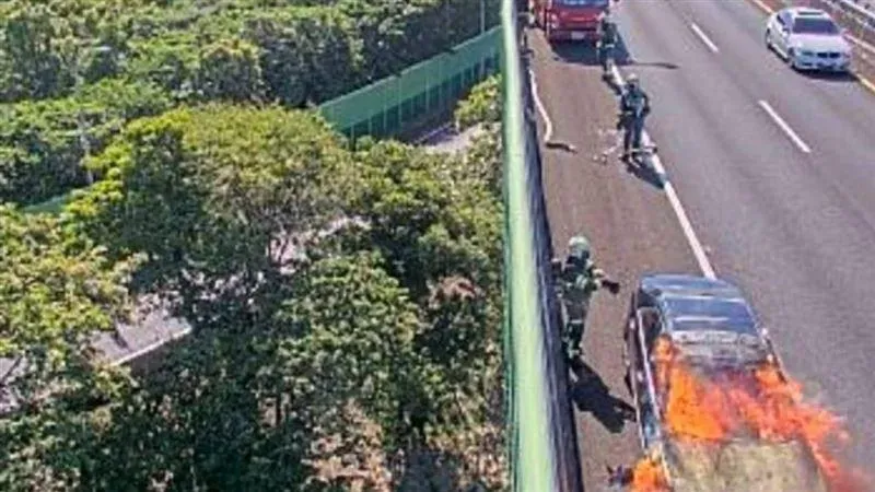 快訊/燒成火球！國1南下25k火燒車意外　駕駛及時逃生
