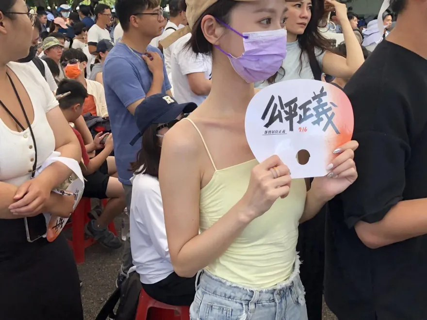 影/北漂正妹凱道揮香汗「賴清德飯店吹冷氣」！談租屋亂象很心酸