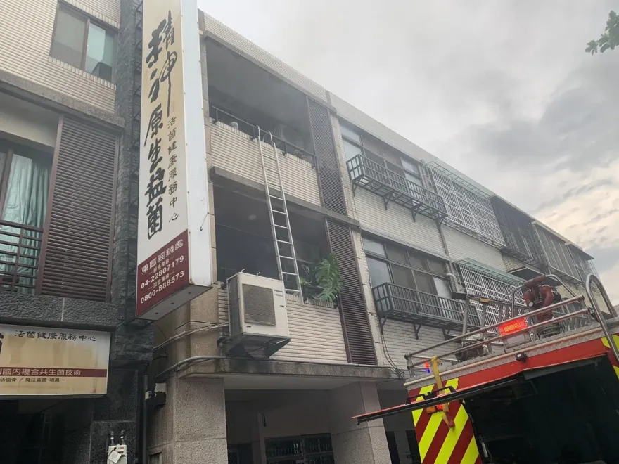 快訊/畫面曝光！台中3樓神明廳起火　警消爬鐵皮屋頂切割搶救