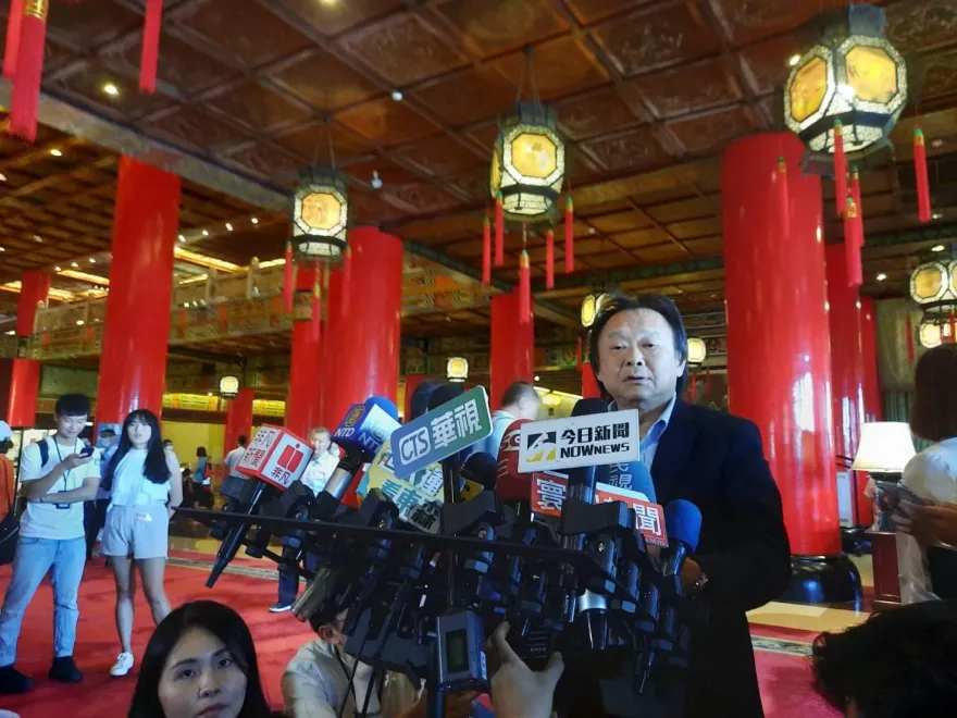 影/何志偉缺席全代會  王世堅認「做錯一件事」酸：他應重修國文