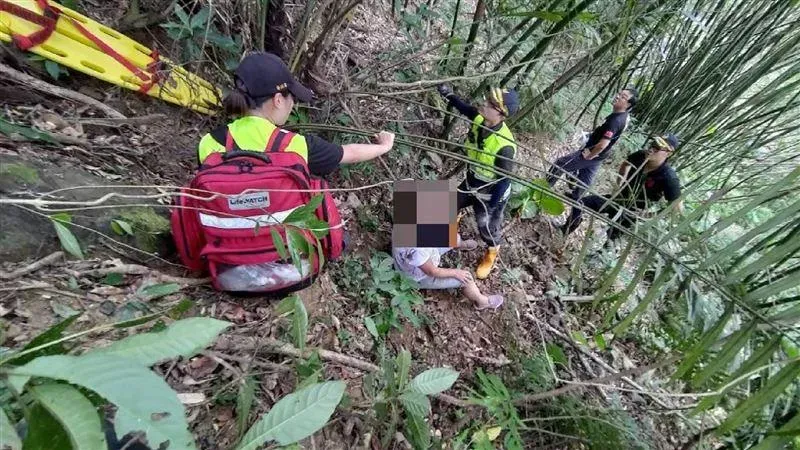 新北三貂嶺76歲嬤墜坡1樓高、女兒無力拉　警消長背板救援