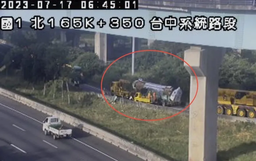 快訊/國1台中系統重大車禍　化學槽車翻車南下匝道封閉