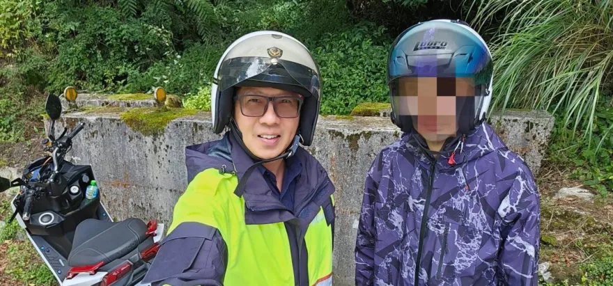 影/騎機車24小時耐力環台！男累倒路邊　好心警請吃飯繼續上路