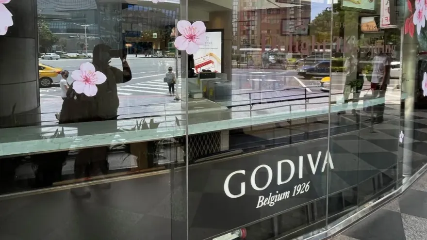 不滿颱風天上班！GODIVA員工偷拍客人咒「被車撞死」　公司回應了
