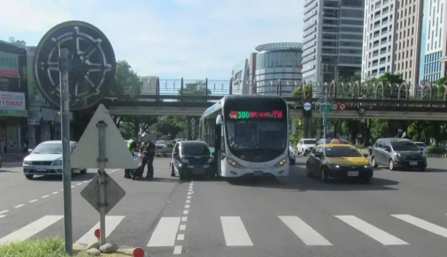 影/小蝦米對決大鯨魚！台中smart鬼切擦撞雙節公車　車身抖一下差點被KO