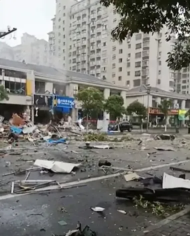 影/相隔不到1個月！陸燒烤店再傳爆炸釀1死1傷　碎片噴飛對街畫面曝