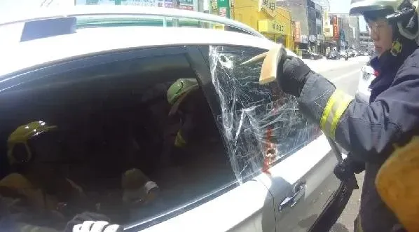 影/丟包1歲兒在車上！糊塗媽爽買早午餐「車門故障反鎖」　警消破窗救人