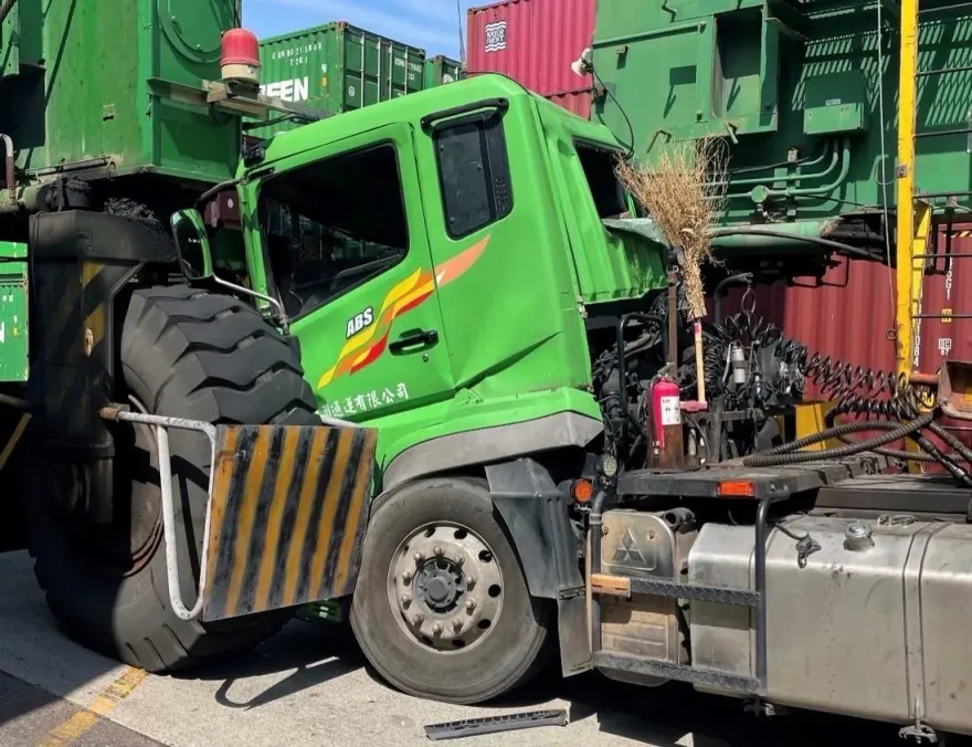 台中港碼頭驚悚意外！曳引車誤闖天車作業區　車頭遭夾到變形