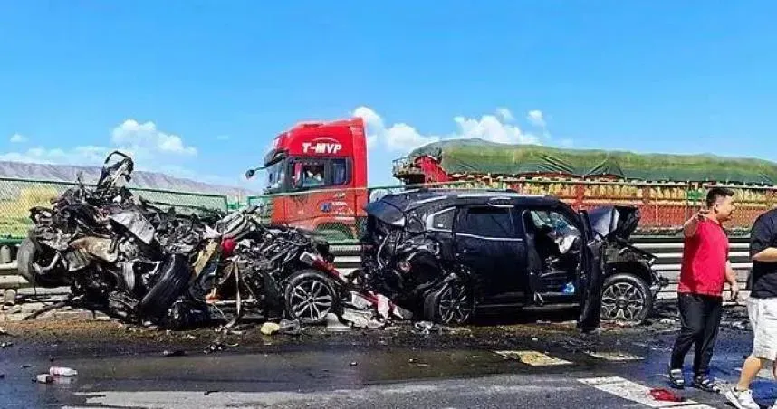 影/慘烈8車連環撞！「車體變形解體」　甘肅高速公路車禍釀8死6傷