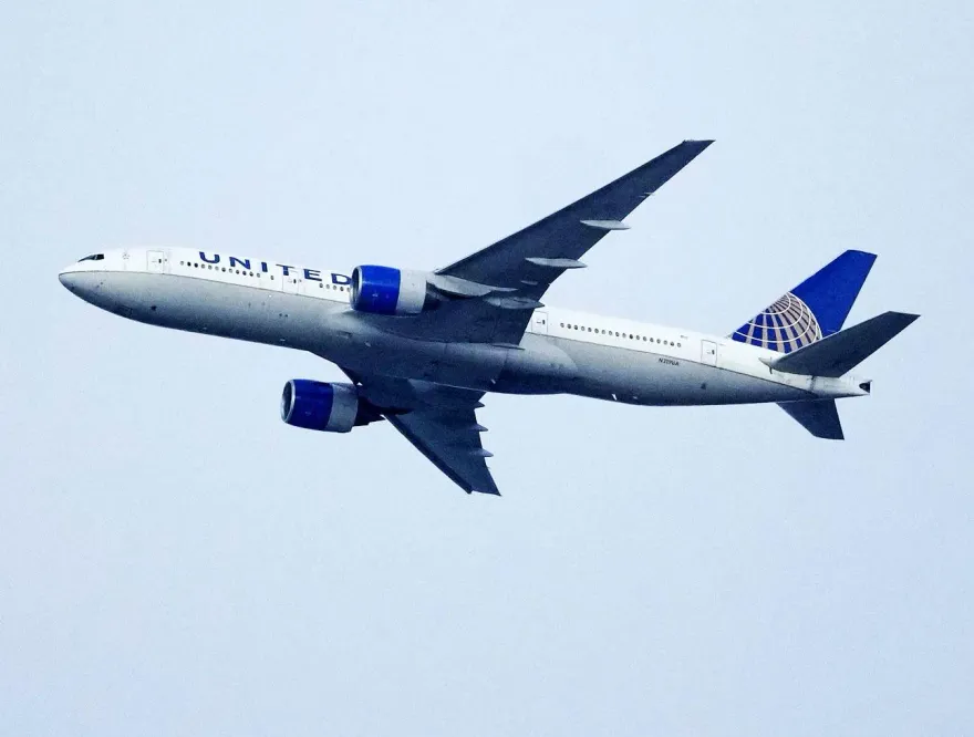 影/聯航飛機逃生滑梯半空中掉落　砸中民宅屋頂屋主傻眼