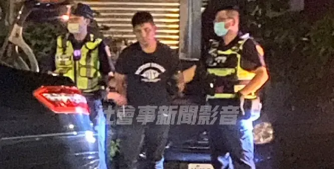 影/台中囂張毒蟲民宅鬧事！拒檢還開車衝撞警車　勇警破窗壓制逮人