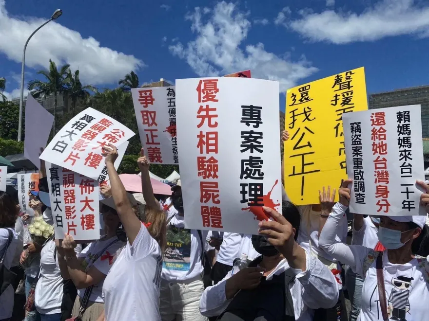 聲援5億高中生！民眾上凱道曝曬舉牌求真相　律師許哲維「除了感謝還是感謝！」