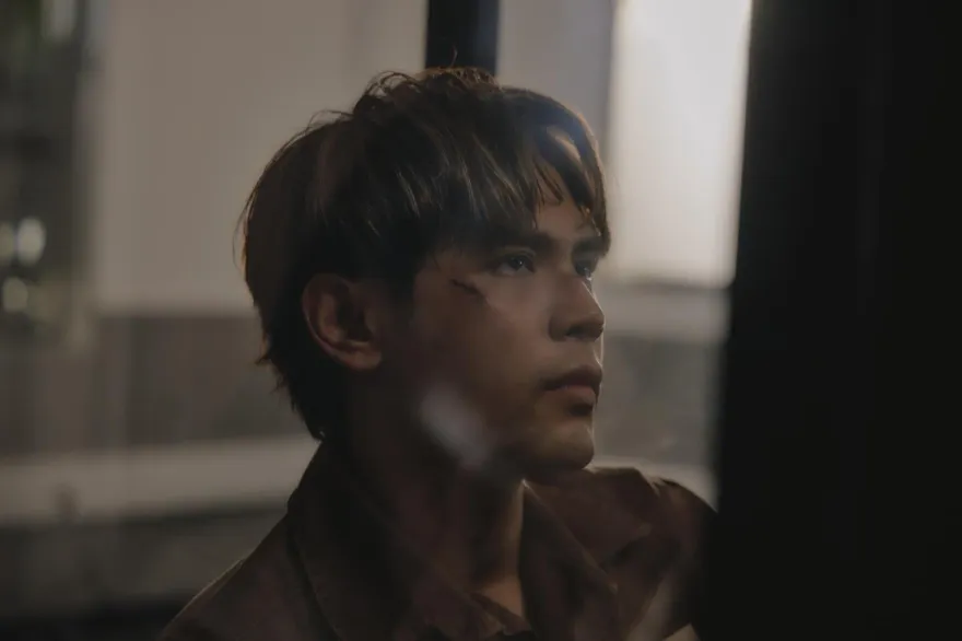 與香港男團MIRROR成員合作拍MV！陳零九滿身傷痕照片曝光