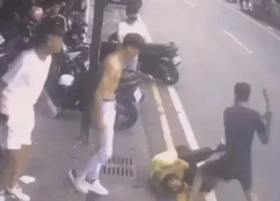 影/得罪美眉的下場！桃園無聊男櫃檯「吞毛巾」疑性騷　慘遭撂人打趴